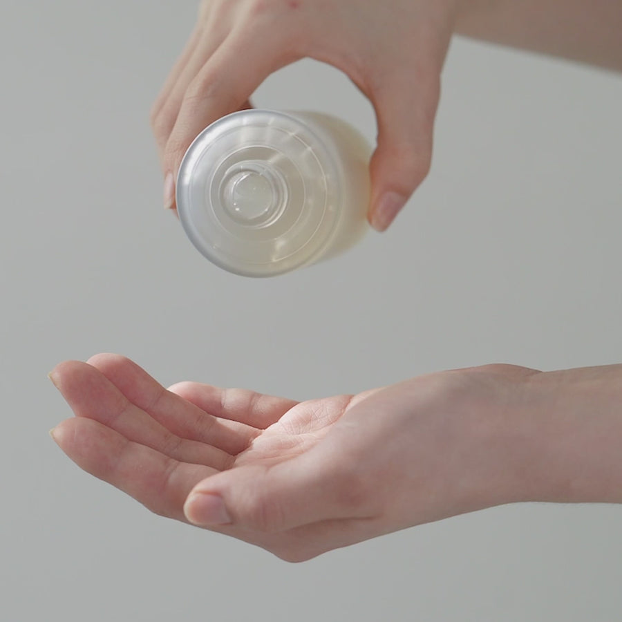 video of someone pouring Blithe Vital Treatment into their hand